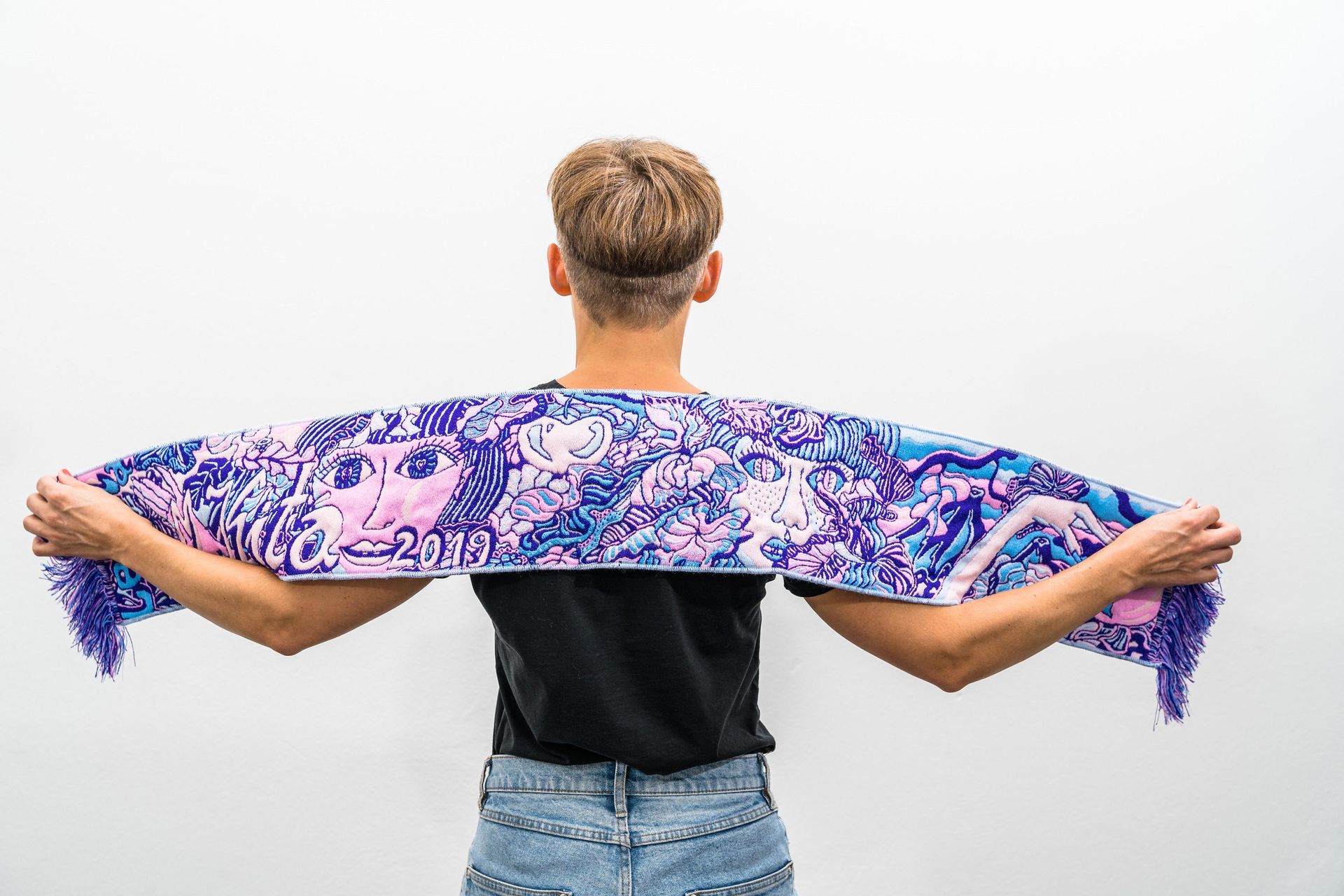 Magdalena Kita, too classy, 2019, double-sided woven scarf, 5 colours, 138 x 18 cm, Edition of 100, Courtesy the artist, © Miguel Ferraz