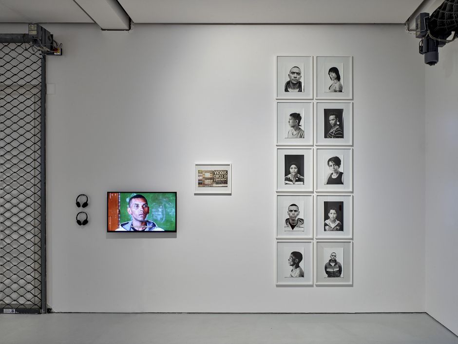 Teboho Edkins, Gangster Backstage, 2013, HD video, color, sound, Dimensions variable, Courtesy the artist, Kai Middendorff Galerie and Collection von Kelterborn, Installation view, 2020, KAI 10 | ARTHENA FOUNDATION, Photo: Achim Kukulies, Düsseldorf