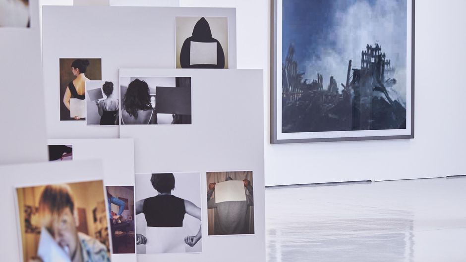 Installationsansicht / installation view : Irene Chabr & Thomas Ruff, Affect Me. Social Media Images in Art