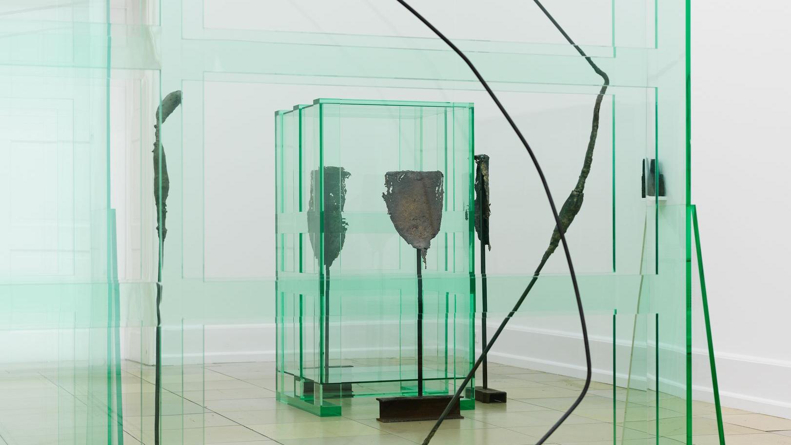 Tatiana Trouvé, Les indéfinis, 2014, Kunsthalle Nürnberg 2014/15, Foto: Annette Kradisch, Nürnberg, © VG Bild-Kunst Bonn, 2015