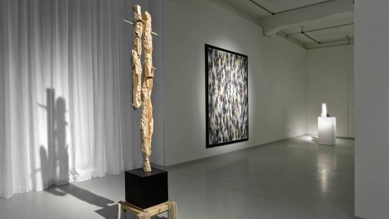 vorne links: Dominic Wood, 4 Eons of Evolution: dissolution to emptiness, 2008, Installationsansicht KAI 10 | Raum für Kunst, Düsseldorf, Foto: Roman März