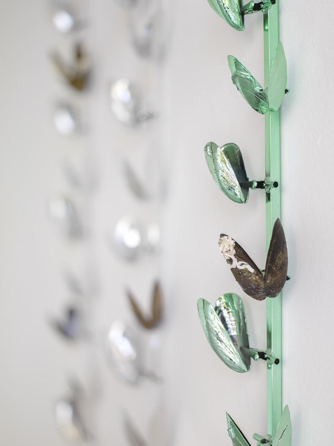 Alice Channer, Linear Bivalves (triple green) (Detail), 2018, Courtesy the artist and Konrad Fischer Galerie, Düsseldorf, Photo: Achim Kukulies, Düsseldorf