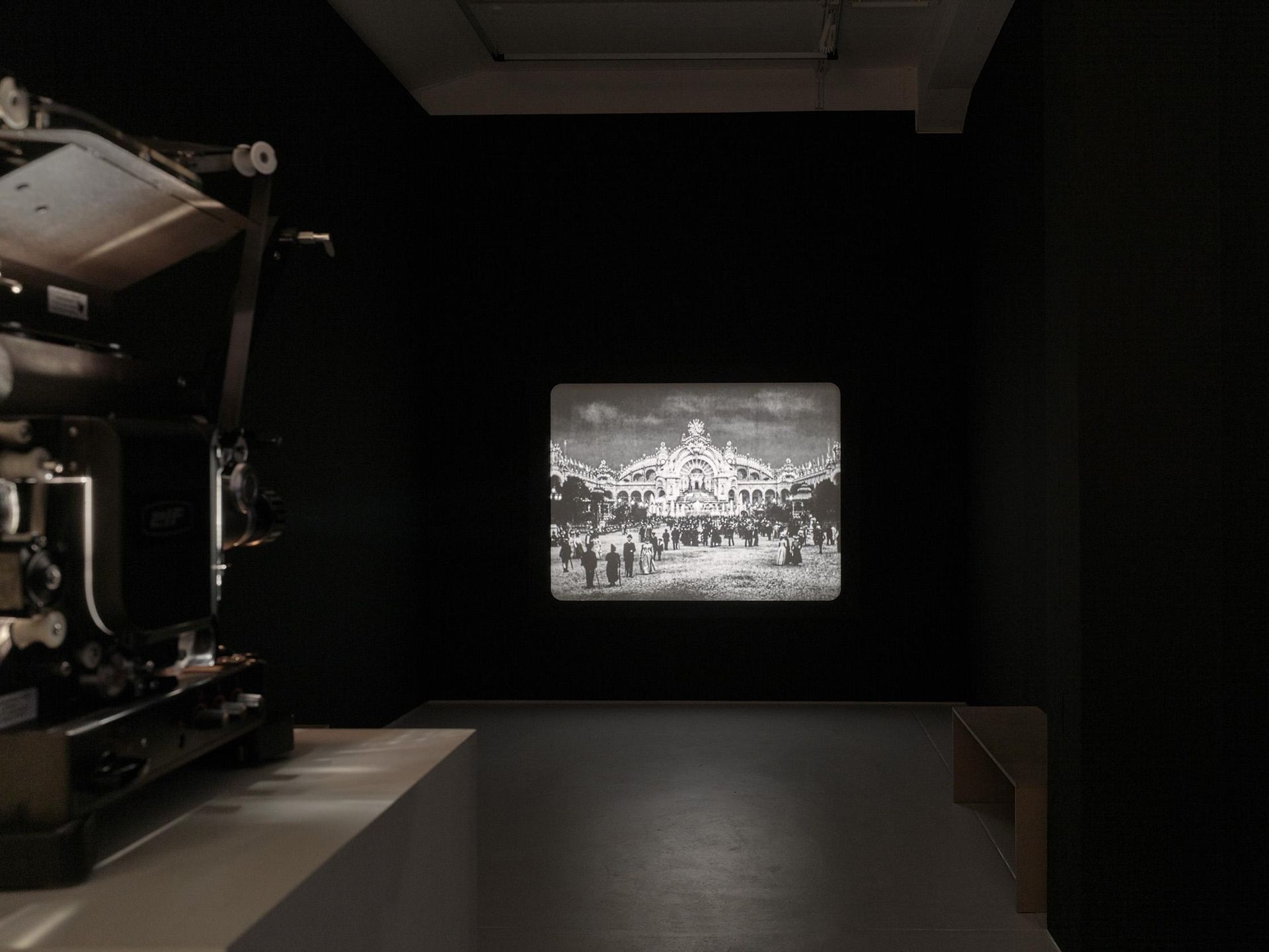 Andreas Bunte, La Feé Electricité, 2007, Courtesy the artist and Federal Republic of Germany, Collection of Contemporary Art, Photo: Achim Kukulies