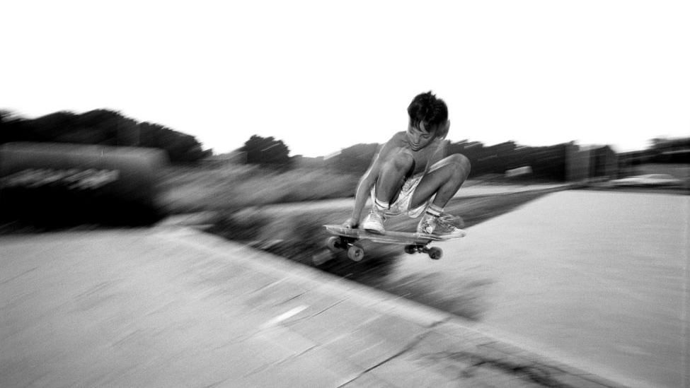 Barbara Wüllenweber, Skaterpark Liege, Belgium / Backside Grab, 1989, s/w Foto, Courtesy die Künstlerin, © VG-Bildkunst