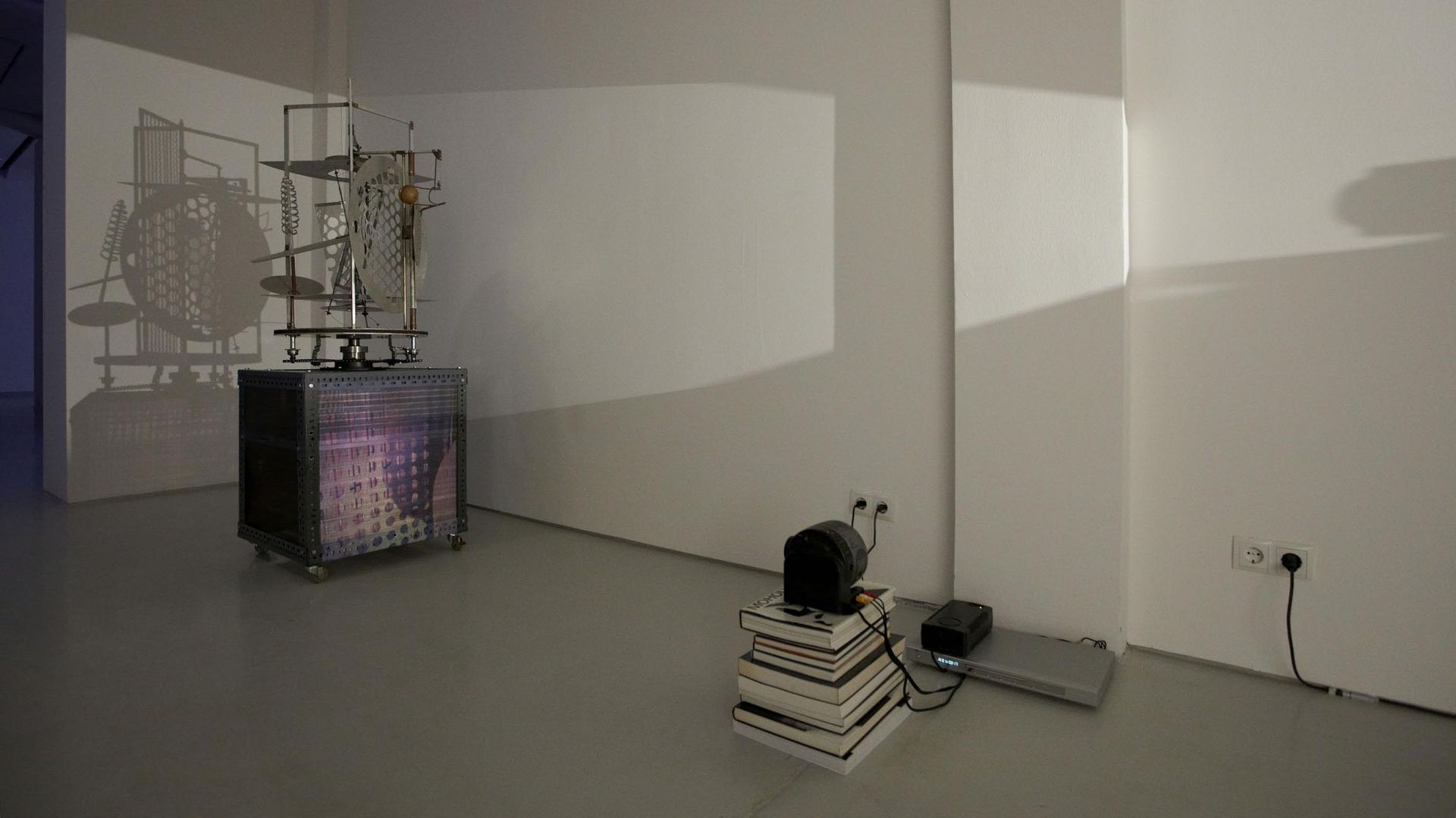 Mischa Kuball, Projektionsraum 1:1:1 spinning version, Installationsansicht KAI 10 | Raum für Kunst, Foto: Claus Langer