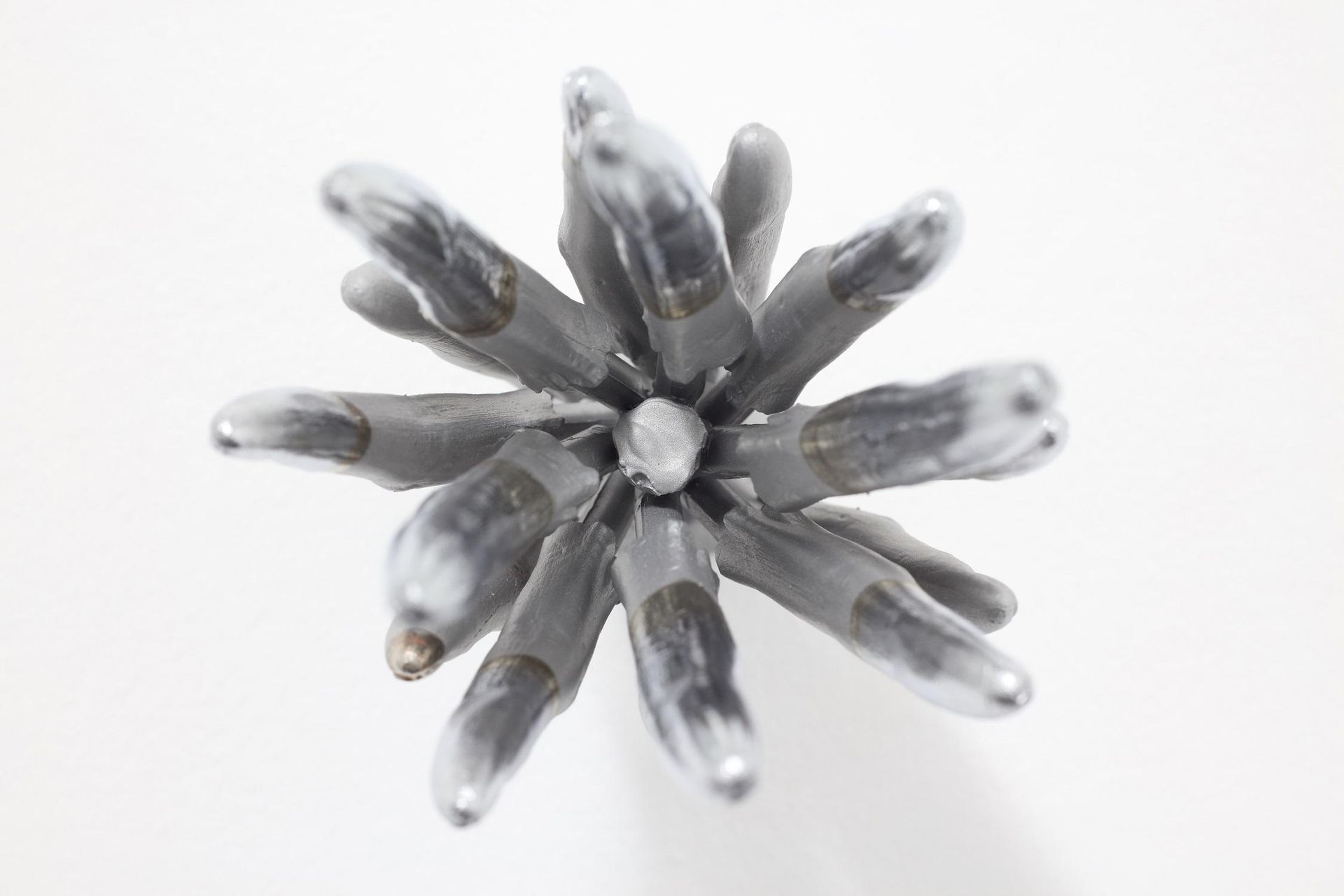 Alice Channer, Microstrobilus, 2016, Gegossenes und verchromtes Aluminium / Cast and chromed aluminum, 30 x 13 x 10,5 cm, Courtesy Monika Schnetkamp Collection, Photo: Achim Kukulies, Düsseldorf