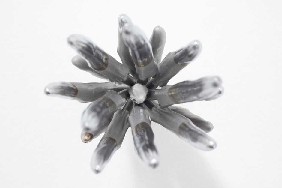 Alice Channer, Microstrobilus, 2016, Gegossenes und verchromtes Aluminium / Cast and chromed aluminum, 30 x 13 x 10,5 cm, Courtesy Monika Schnetkamp Collection, Photo: Achim Kukulies, Düsseldorf