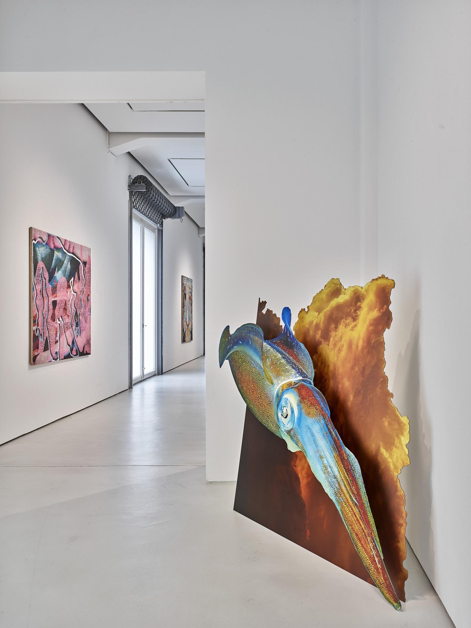 Installationsansicht Katja Novitskova und Inna Levinson in KAI 10 | ARTHENA FOUNDATION, Courtesy Katja Novitskkova: die Künstlerin und Privatsammlung, Courtesy Inna Levinson: die Künstlerin, Foto: Achim Kukulies, Düsseldorf