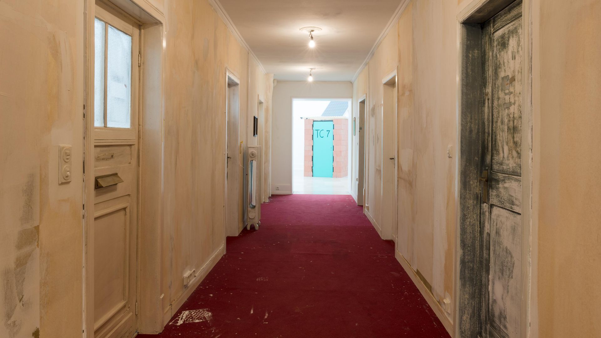 Franz Burkhardt, 3 Zimmer, Küche, Diele, Bad, 2015, Courtesy Galerie Rupert Pfab, Düsseldorf, Marjetica Potrč, Duncan Village Core Unit, 2002, Marjetica Potrč, Galerie Nordenhake, Berlin/Stockholm & Sammlung Schnetkamp, Düsseldorf, Foto: Annette Kradisch, Nürnberg